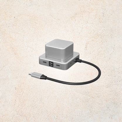 Hub de charge 7-en-1 CUBBI Argent, aluminium et plastique recyclés, ports USB-C, USB-A, HDMI, audio, module anti-stress, durable et performant | XOOPAR