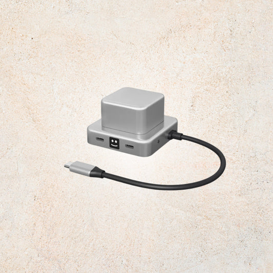 Hub de charge 7-en-1 CUBBI Argent, aluminium et plastique recyclés, ports USB-C, USB-A, HDMI, audio, module anti-stress, durable et performant | XOOPAR