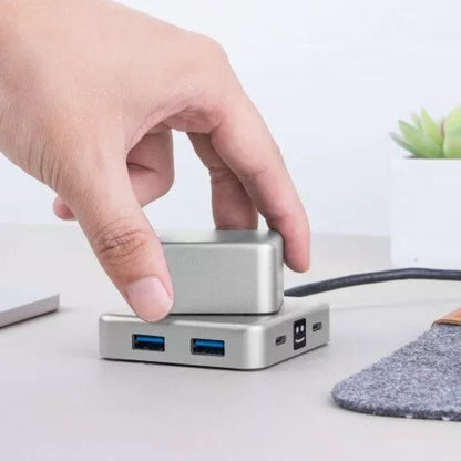 Hub de charge 7-en-1 CUBBI Argent, aluminium et plastique recyclés, ports USB-C, USB-A, HDMI, audio, module anti-stress, durable et performant | XOOPAR