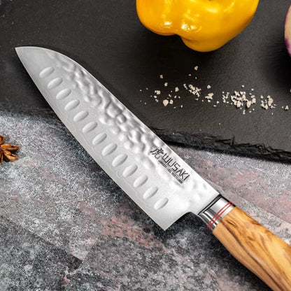 Couteau Santoku Wusaki 17 cm lame Damas 67 couches manche olivier | Les Découpeurs