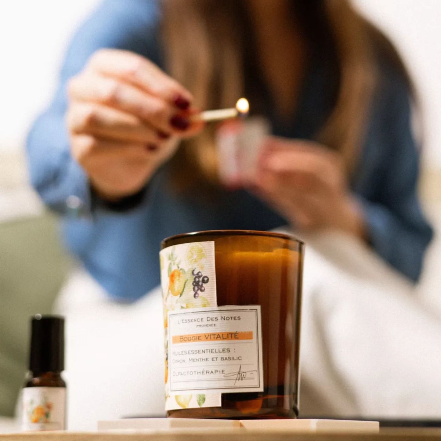 Bougie Citron & Basilic Vitalité 180g, parfum énergisant aux huiles essentielles pour ambiance dynamique à la maison | L’Essence des Notes